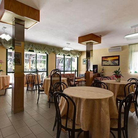 Hotel Valentino Pinarella Buitenkant foto