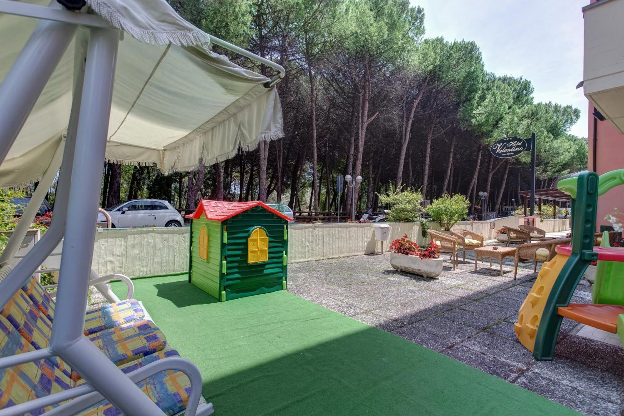 Hotel Valentino Pinarella Buitenkant foto