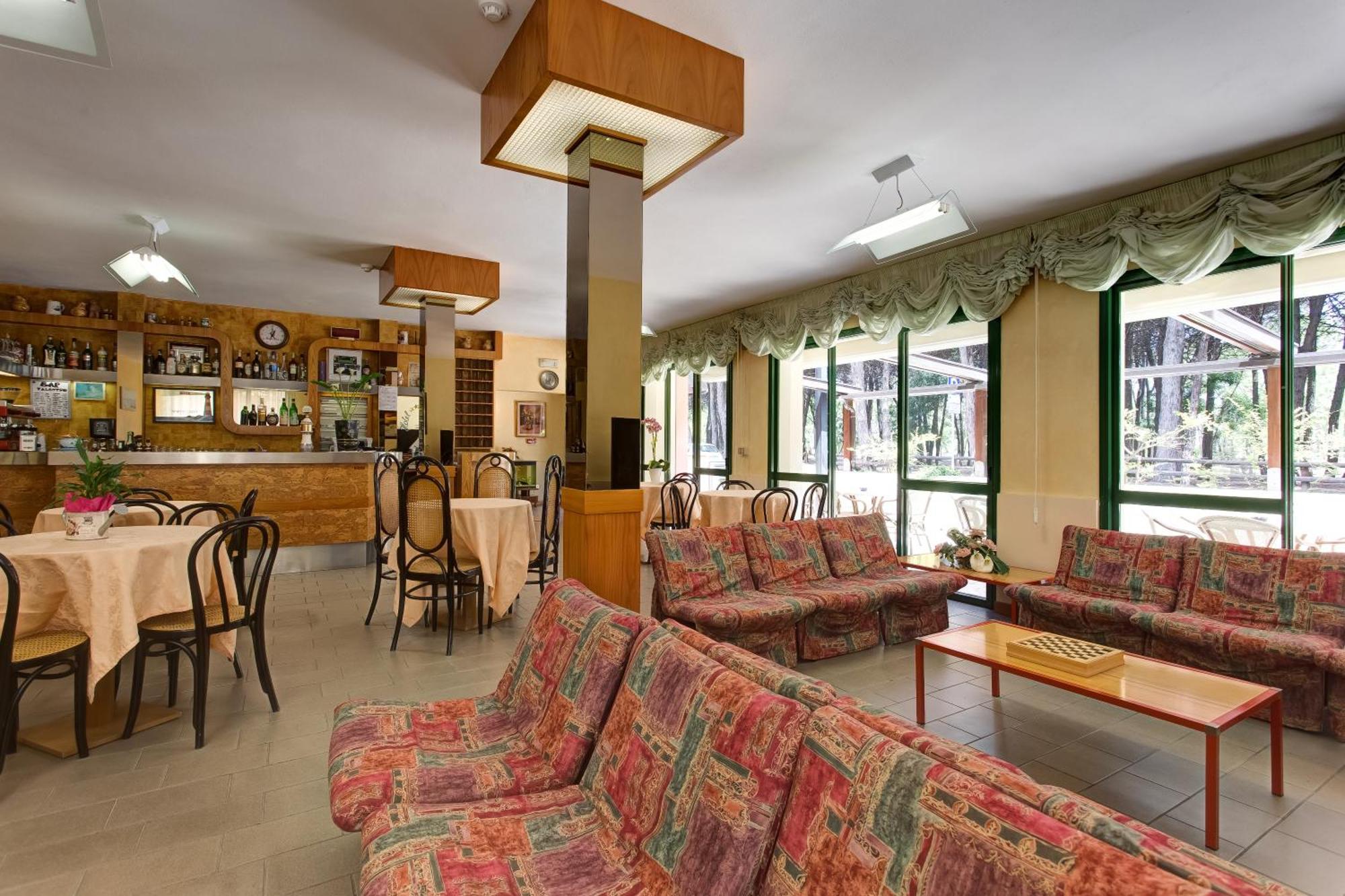 Hotel Valentino Pinarella Buitenkant foto