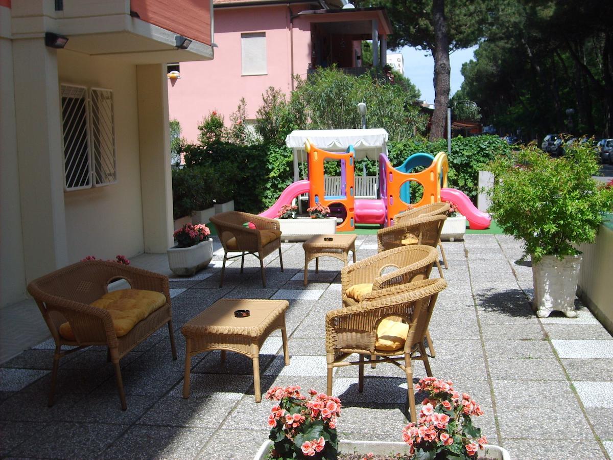 Hotel Valentino Pinarella Buitenkant foto