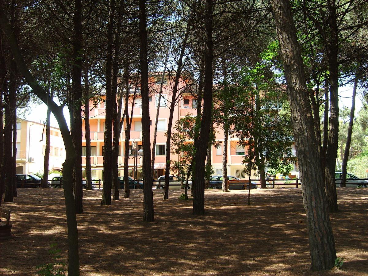 Hotel Valentino Pinarella Buitenkant foto