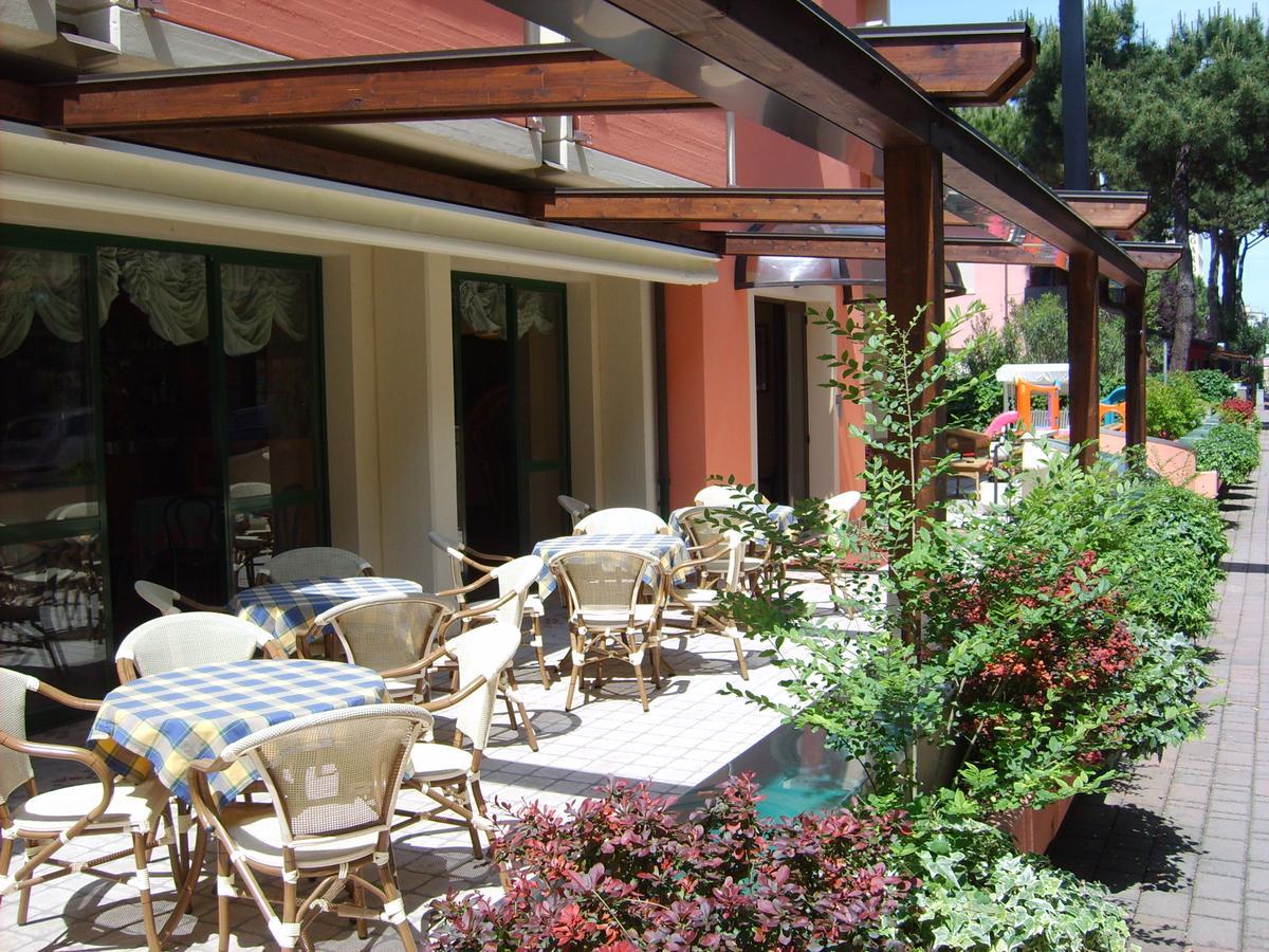Hotel Valentino Pinarella Buitenkant foto