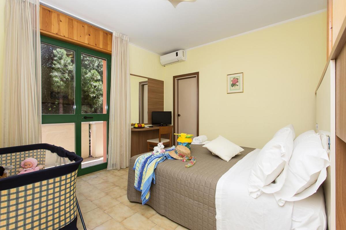 Hotel Valentino Pinarella Buitenkant foto