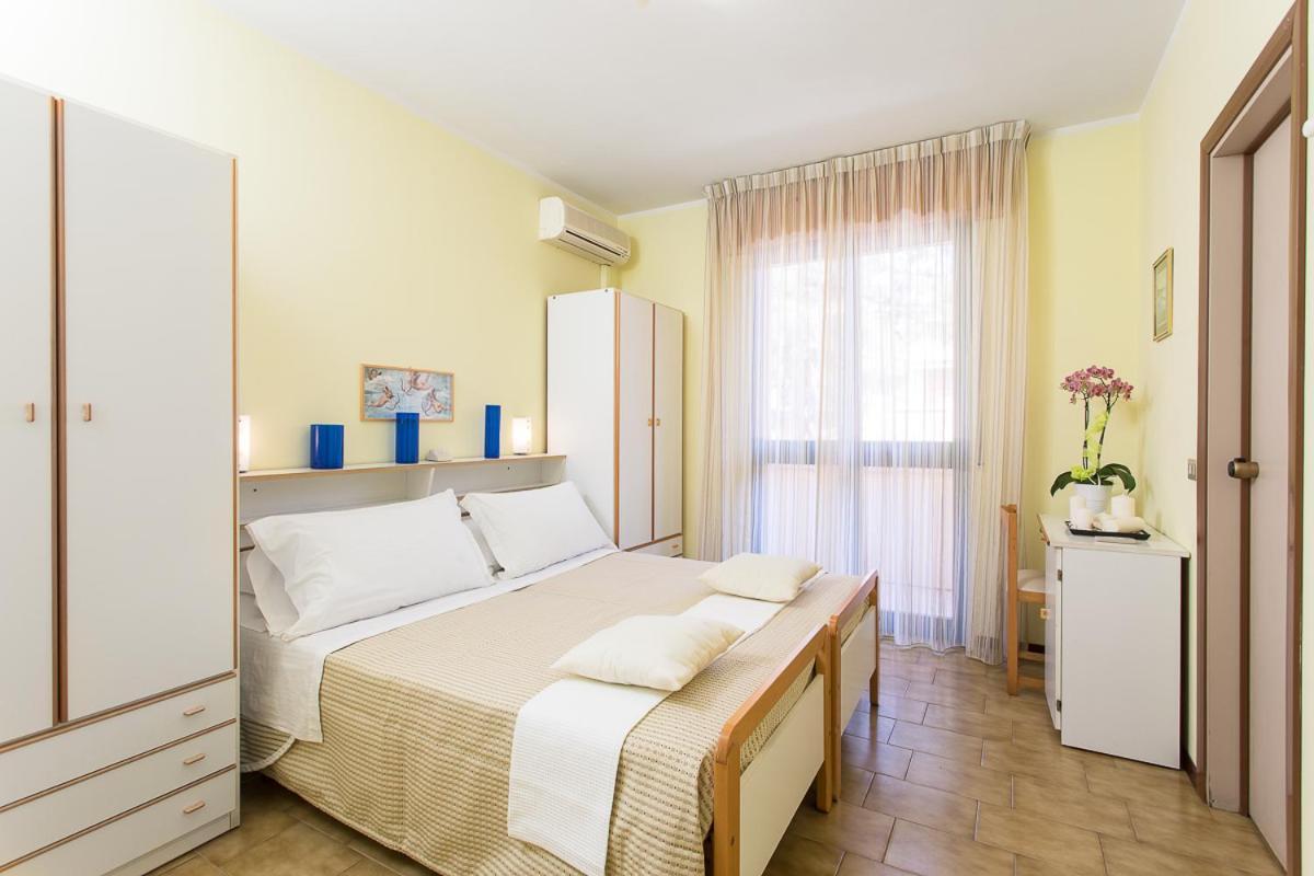 Hotel Valentino Pinarella Buitenkant foto